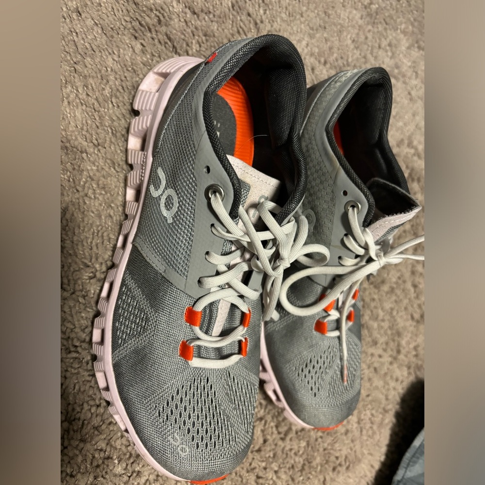 On cloud running shows, size 6.5